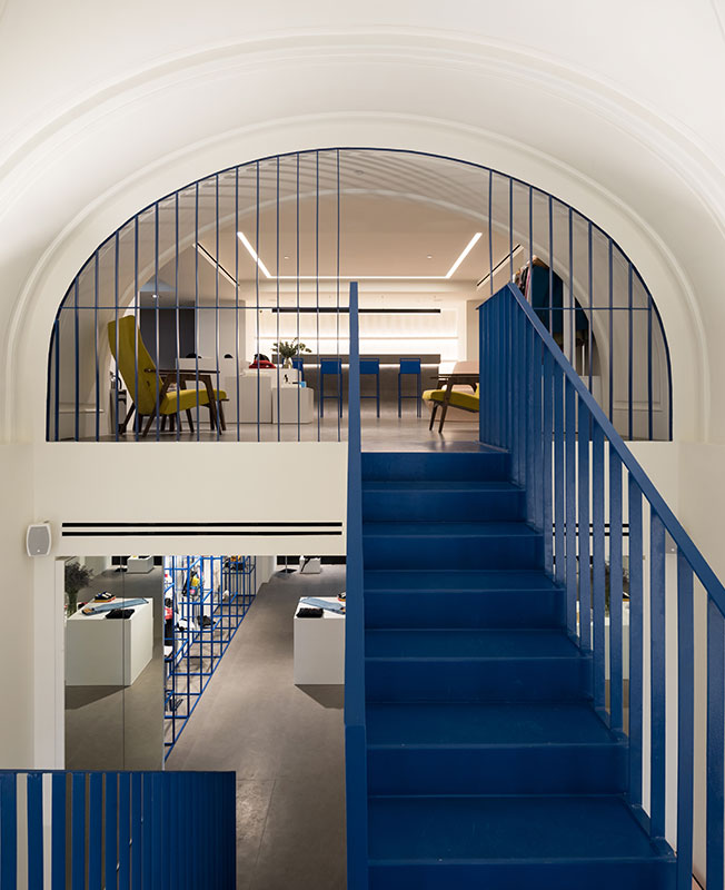 548㎡前莫斯科建筑局改造的时尚商店  LOGIC-8