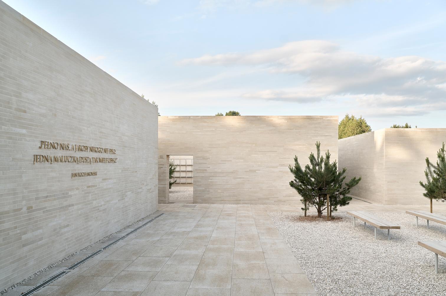 Complejo de columbarios en el cementerio municipal de Radom-14
