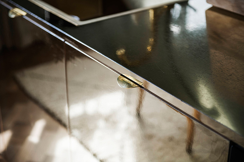 斯德哥尔摩 59 平米独特公寓 | 金色玻璃橱柜与圆形墙面-5