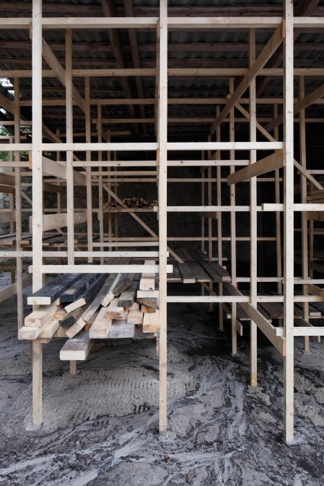 学生在拉脱维亚前啤酒厂建造带“云”顶的脚手架状亭子丨拉脱维亚采西斯丨里加工业大学暑期学校学生与Mailītis AIIM建筑师-6