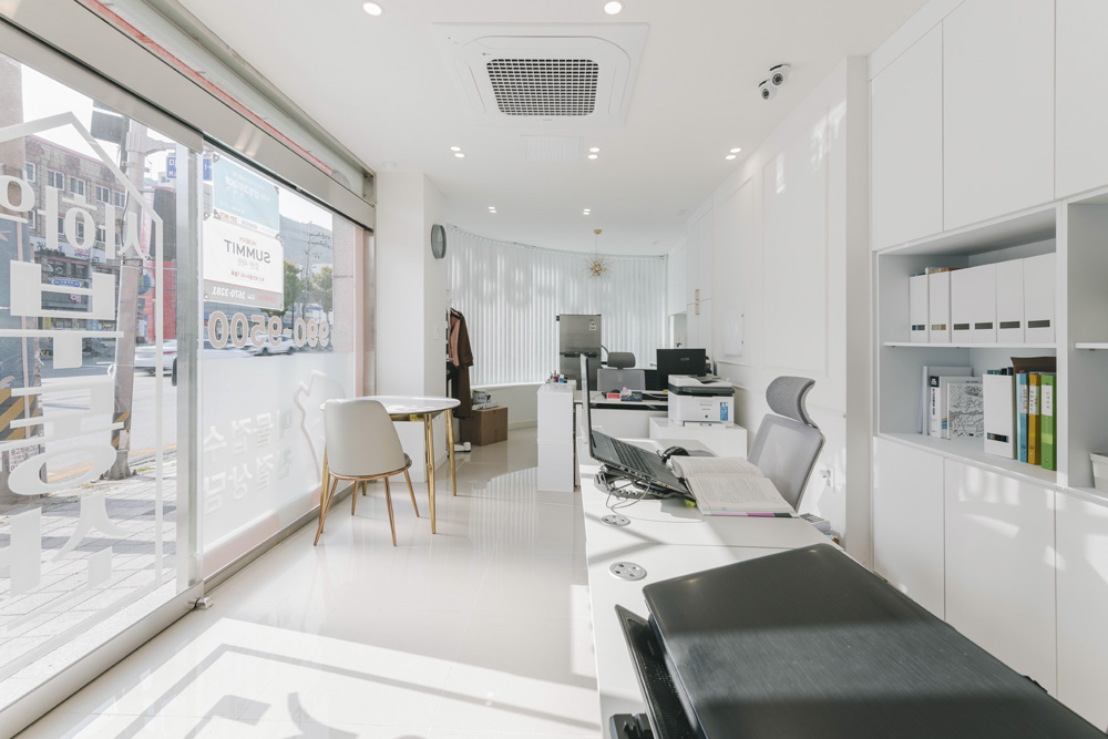 首尔地铁商圈 8 坪公认证中介公司咖啡馆氛围设计-4