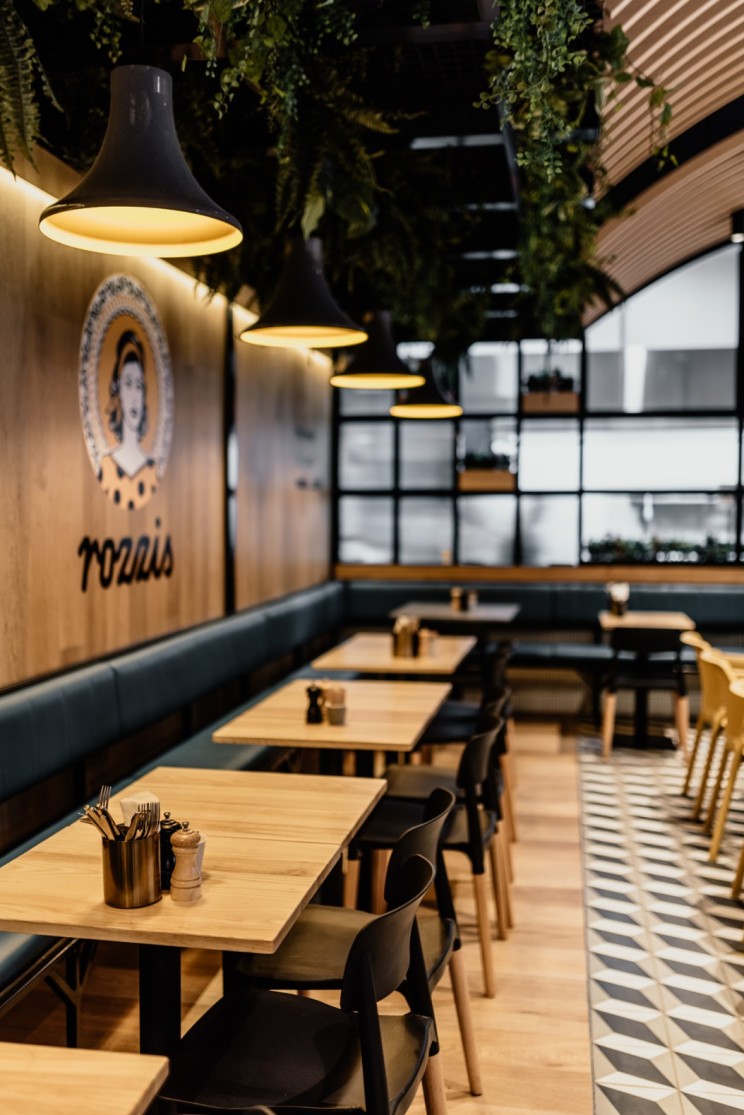 墨尔本 Rozzis 餐厅绿植环绕的现代花砖空间-4
