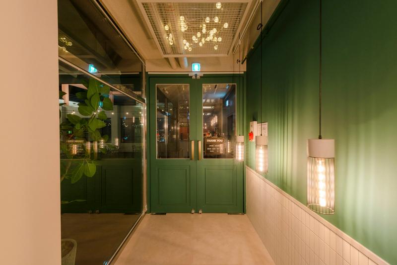 彩色点睛的北欧风格咖啡厅与 loop top 休闲空间-16