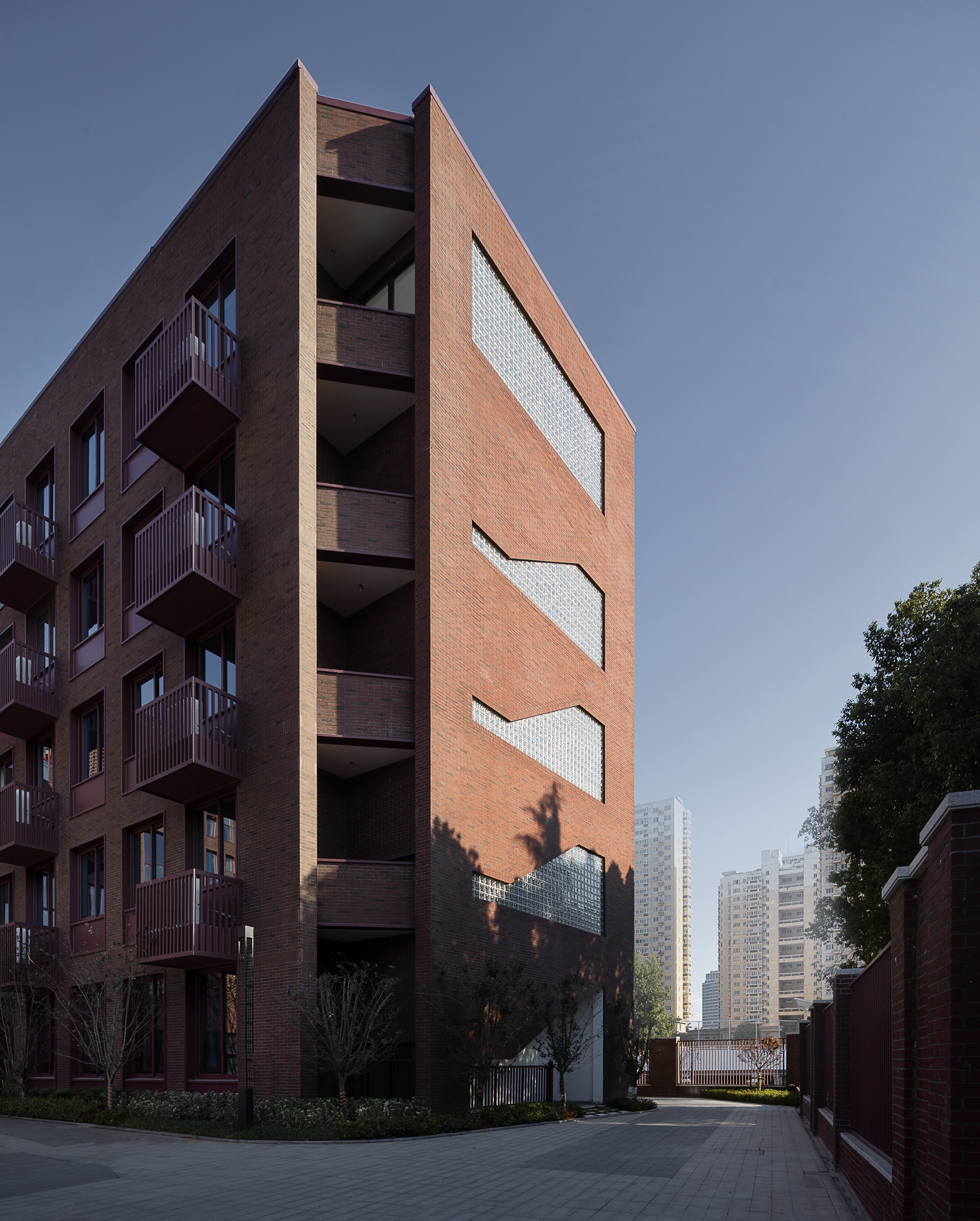 红砖与光影：义乌绣湖小学扩建工程 / 九米设计-1