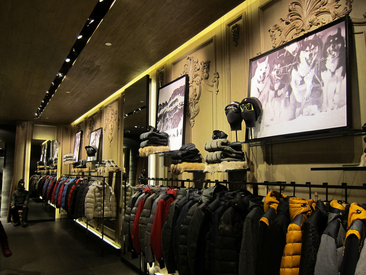 盟可睐 2011 秋冬狗拉雪橇橱窗-6