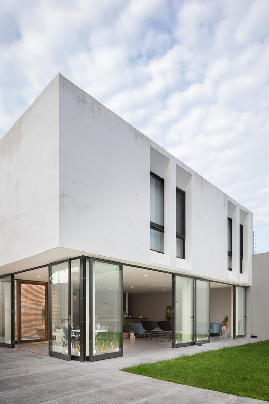 灵活空间满足家庭成长需求的双元素建筑-24