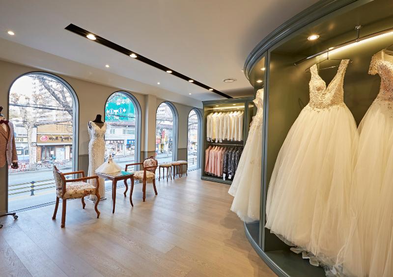 照明点睛的 58 平米现代婚庆店室内设计-2