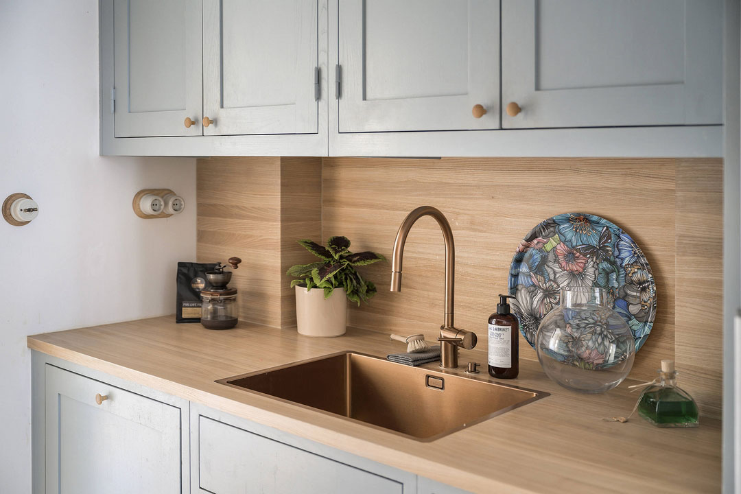 斯德哥尔摩蓝色墙壁与复古木门的时尚公寓-15