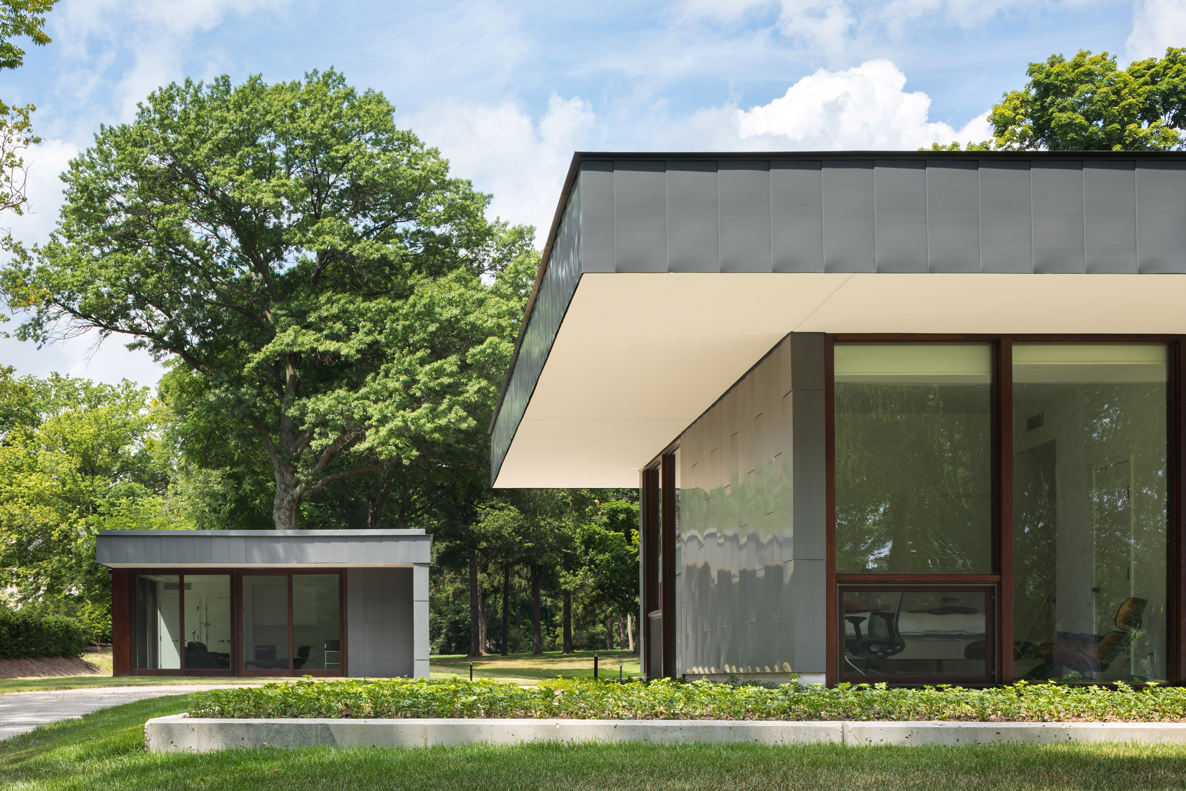 Deborah Berke channels modernism with long and low Indiana house-7