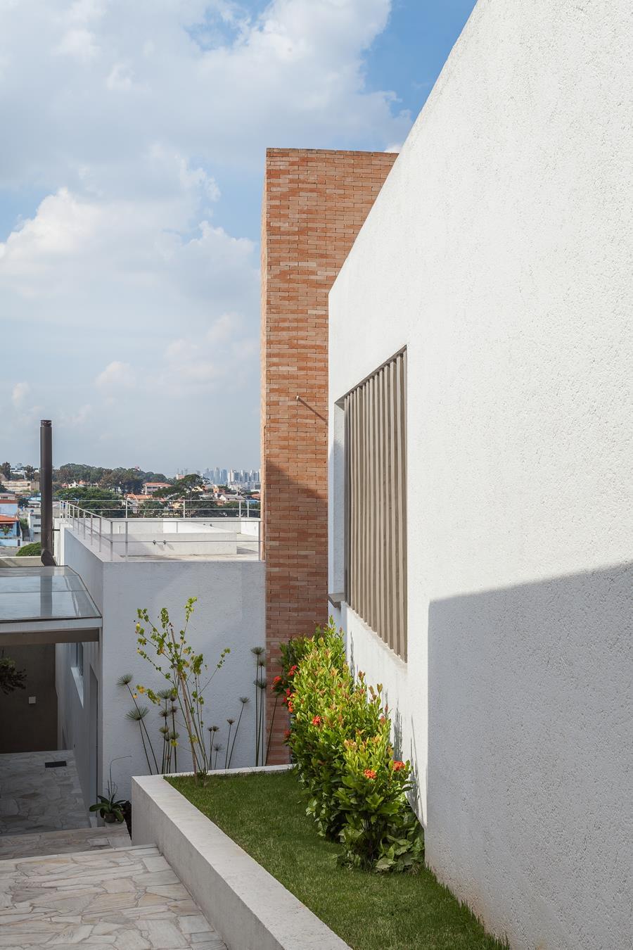 巴西梯形地块上的现代住宅设计-3