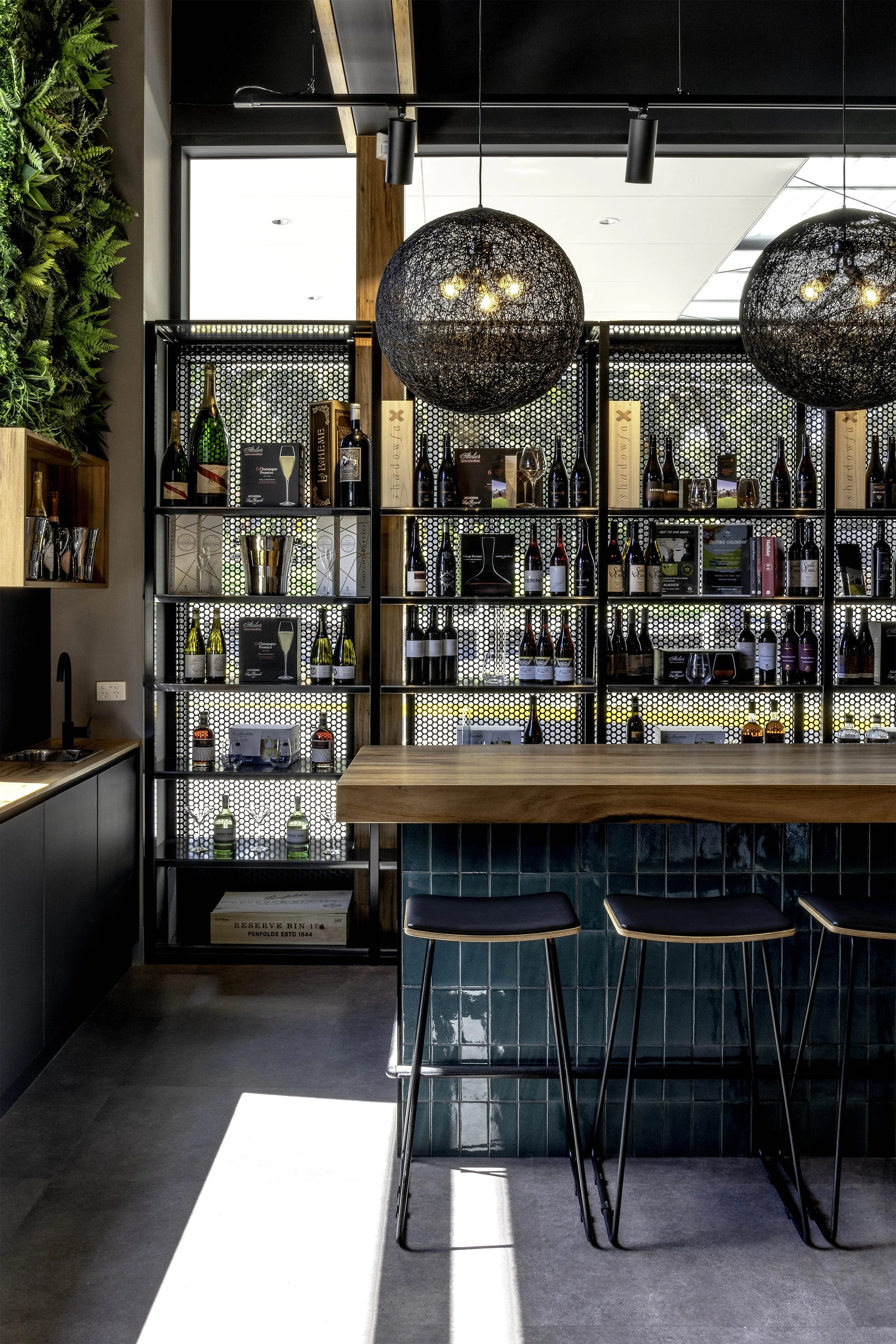 下普伦蒂酒类专卖店

注：LOWER PLENTY是一个地名，可音译为下普伦蒂 ，LIQUOR常见意思为酒类；酒吧 ，这里结合语境推测为酒类专卖店 丨Becon-0