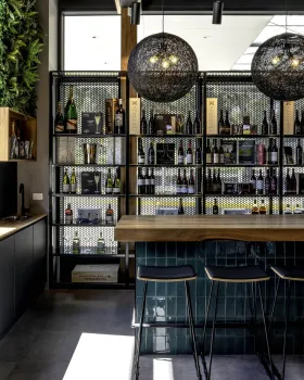 下普伦蒂酒类专卖店
注:LOWER PLENTY是一个地名,可音译为下普伦蒂 ,LIQUOR常见意思为酒类;酒吧 ,这里结合语境推测为酒类专卖店 丨Becon