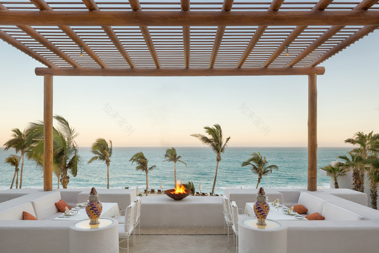 墨西哥洛斯卡沃斯海滨度假酒店——融入沙漠环境的现代建筑-14