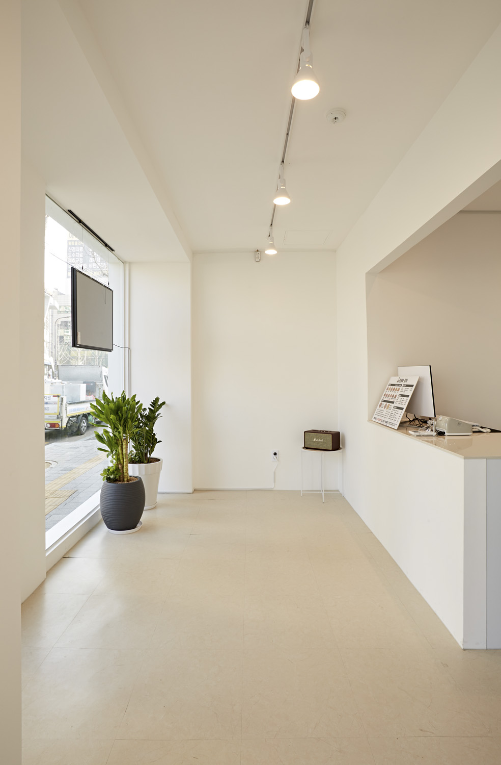 简约白色调 20 平米披萨店设计-11