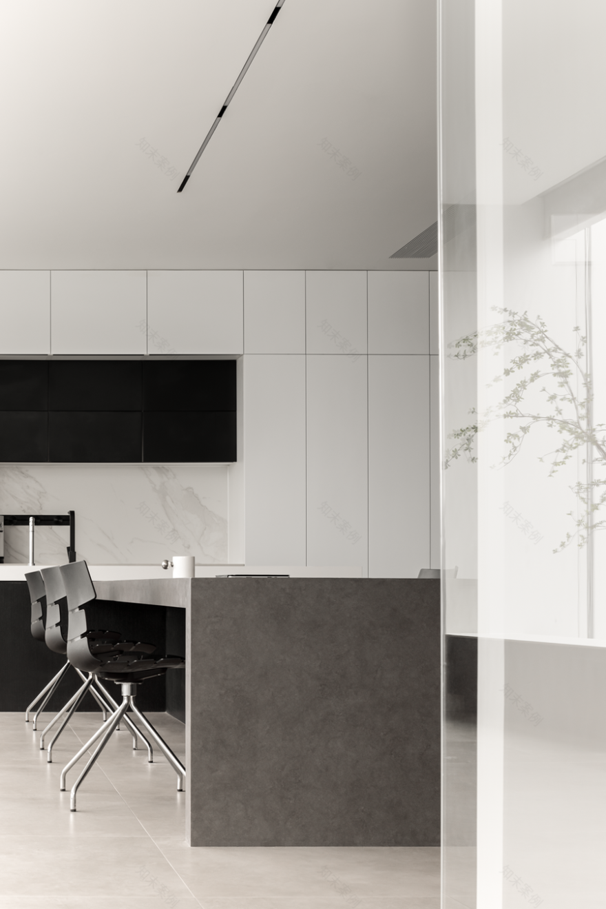 黑白之间的办公空间设计-16