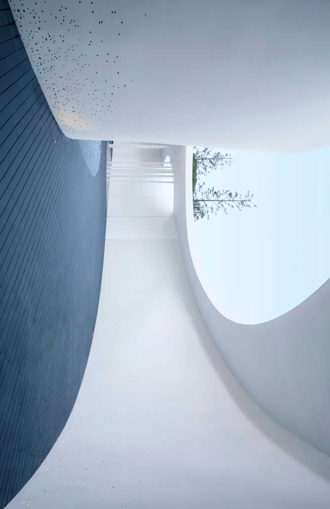 领地悦府 | 红蓝对决的景观艺术-9