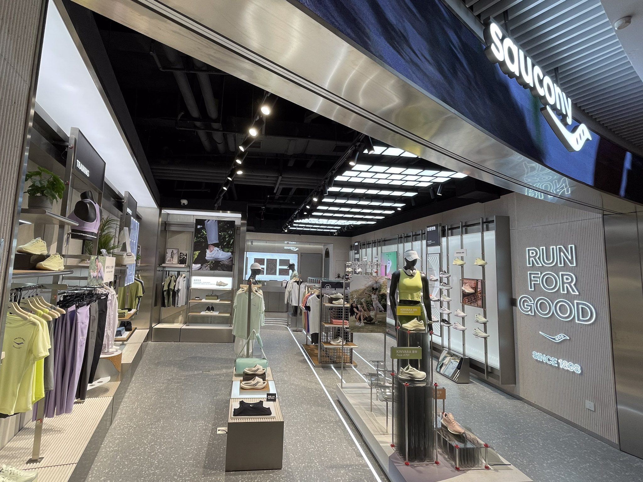 Saucony 新门店开业设计-60