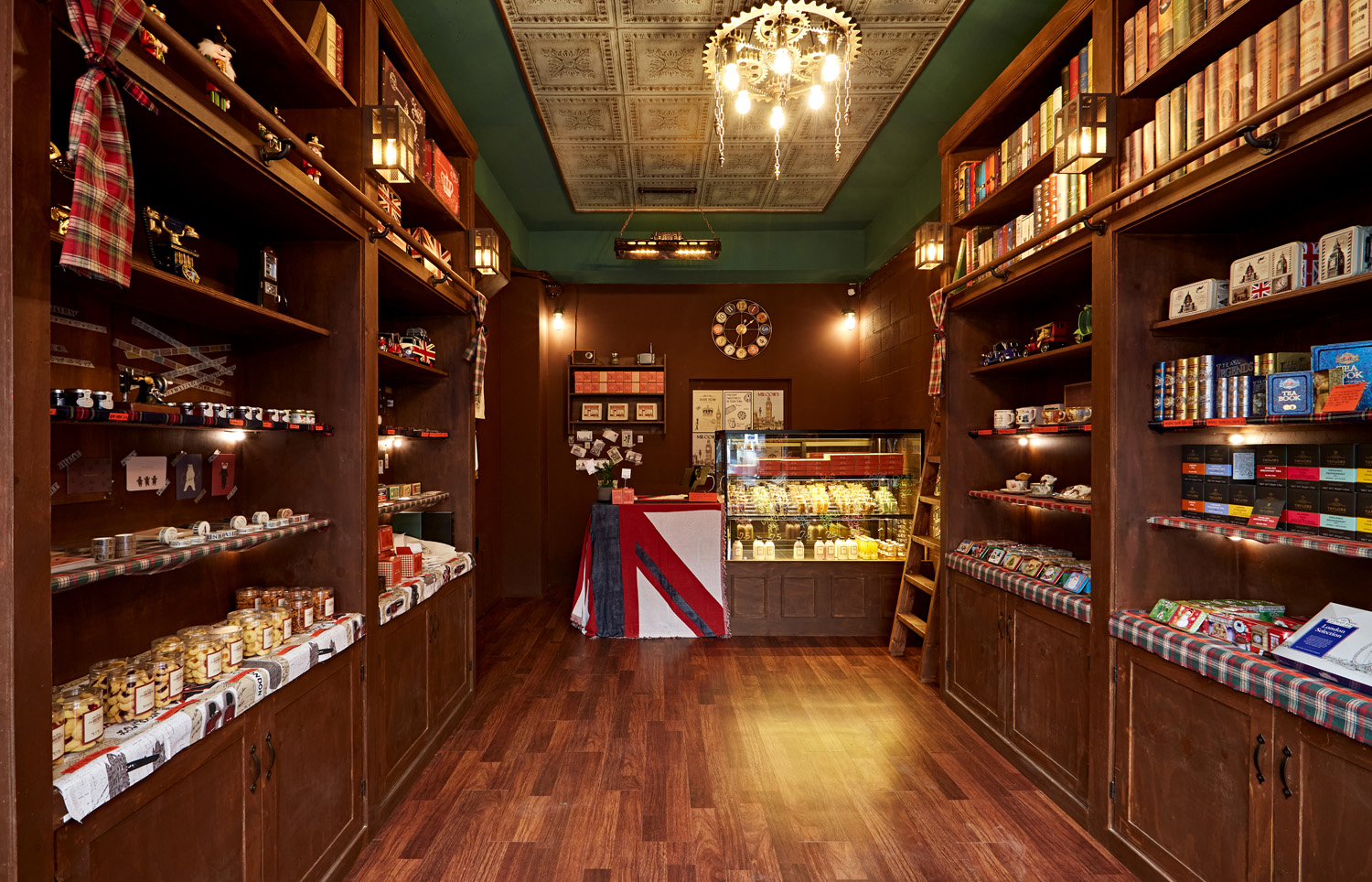 红色外观,12 平米小空间的大设计-3