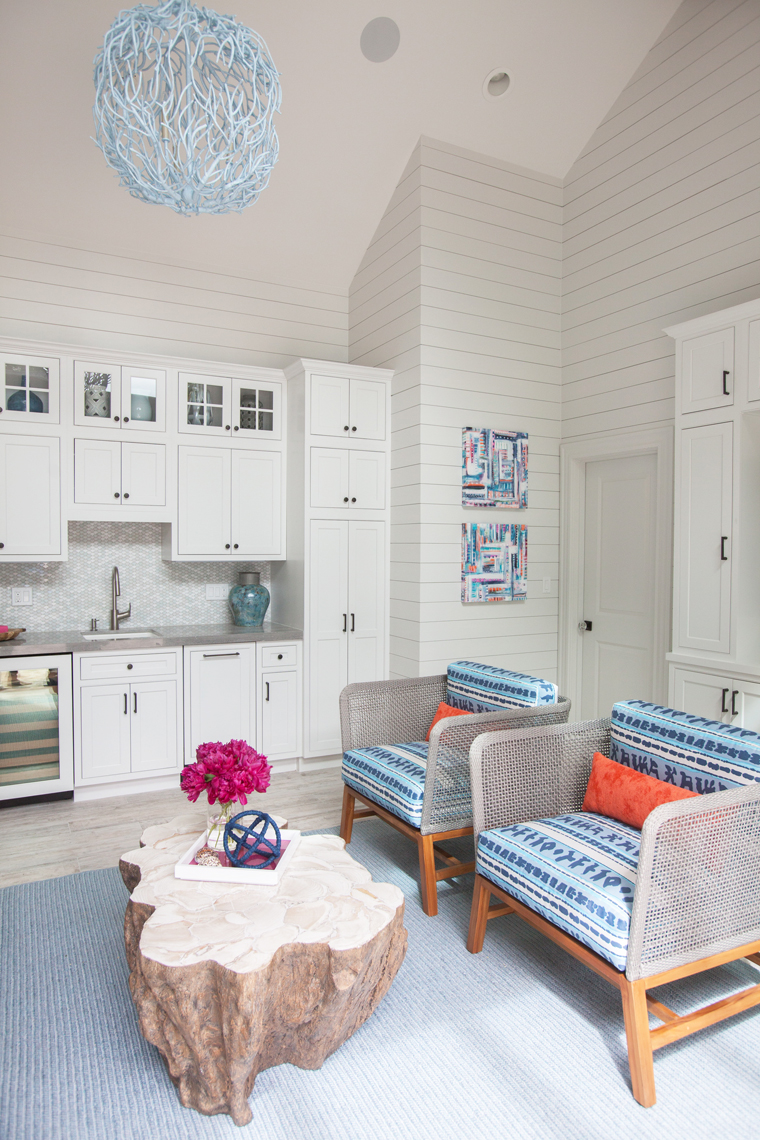 Stunning Freestanding Pool House designed by DAG Design using shades of blue to reflect its beautiful surroundings DAG设计的令人叹为观止的独立游泳池-用蓝色的阴影来反映它美丽的环境-8