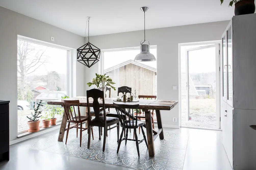 深色调木质大宅，演绎同色系搭配魅力-12