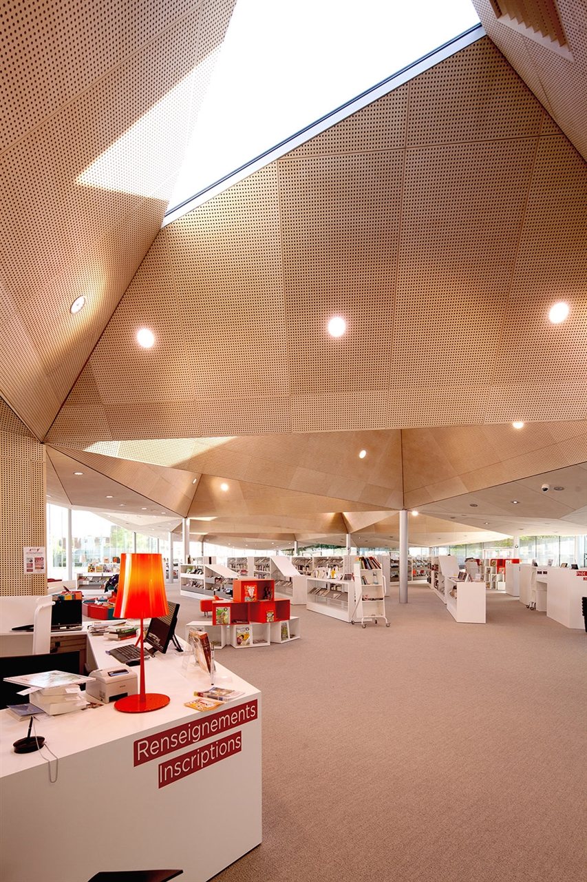 法国 La Madeleine 媒体图书馆,工业风与温暖环境的完美融合-26