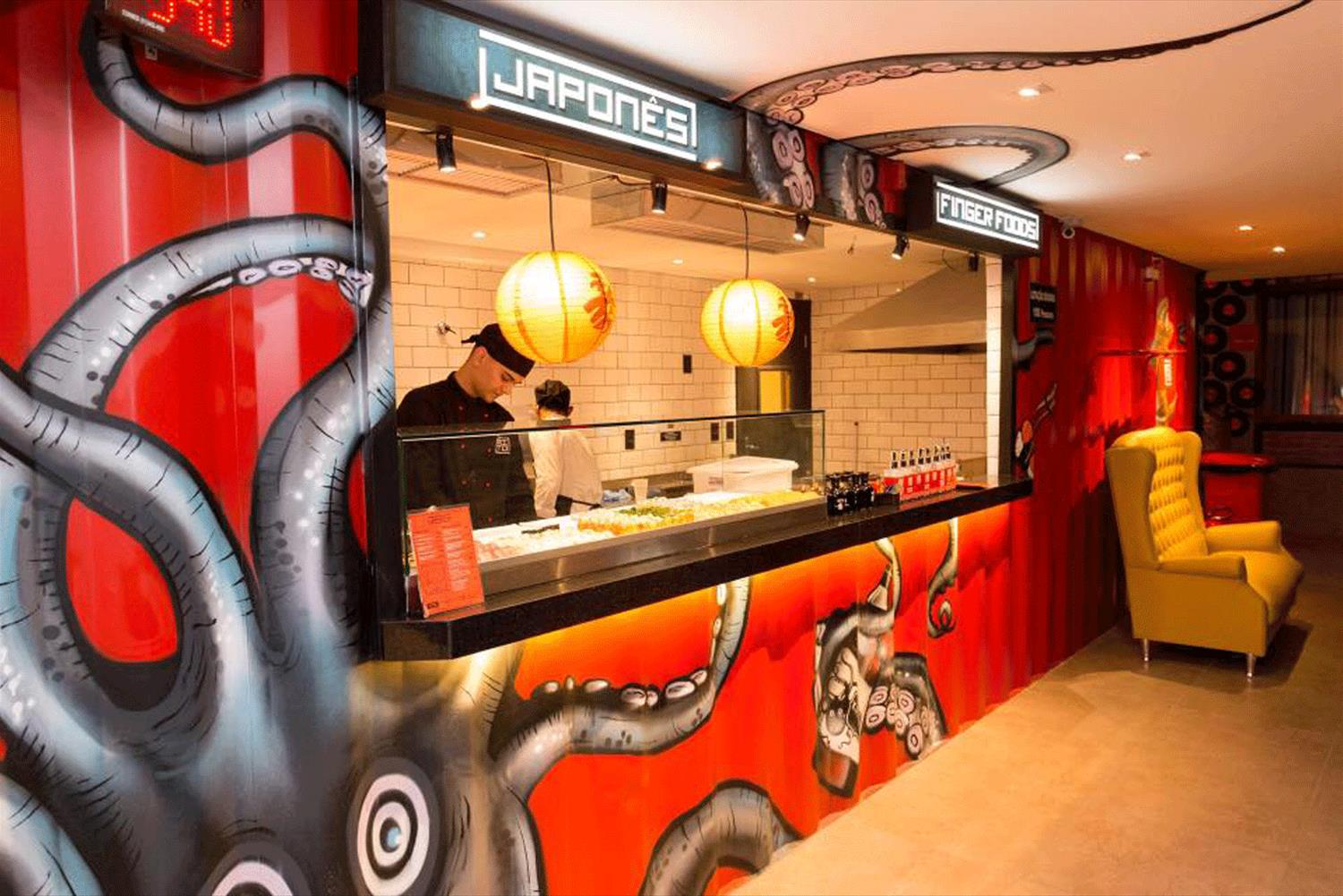 巴西绿色环保酒吧设计 | 融合集装箱与钢化玻璃的创新之作-2