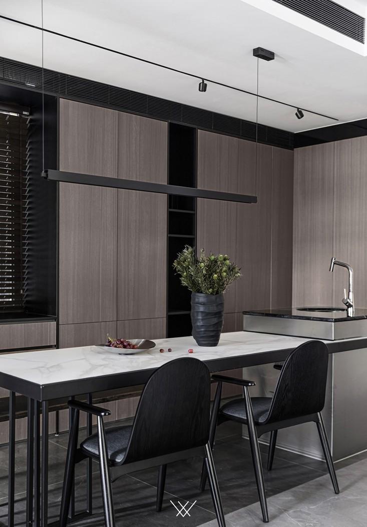 旧房翻新 | 环形落地窗主卧设计，功能与美学的完美融合-23