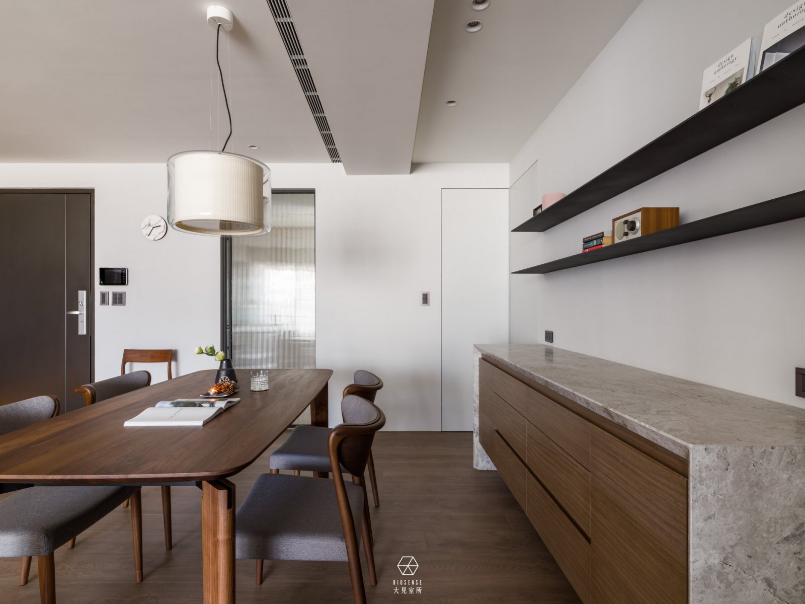台中 C 宅简约原木空间，精致吊灯成焦点-11