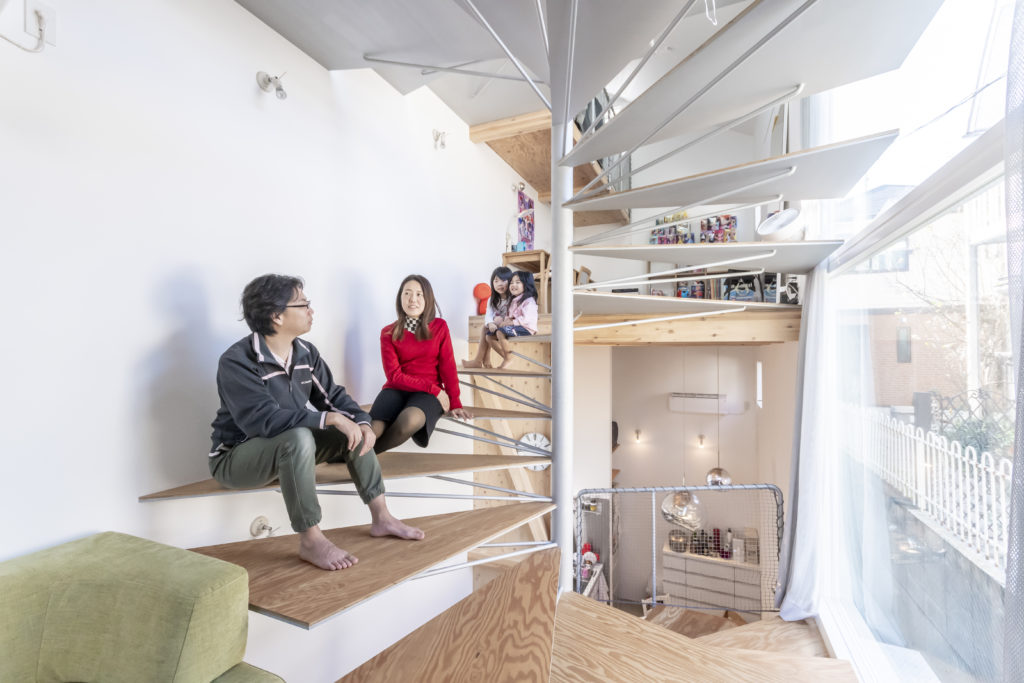 真ん中に螺旋階段のある家中庭のような階段を中心に明るく広く暮らす | Architecture | 100%LiFE-16
