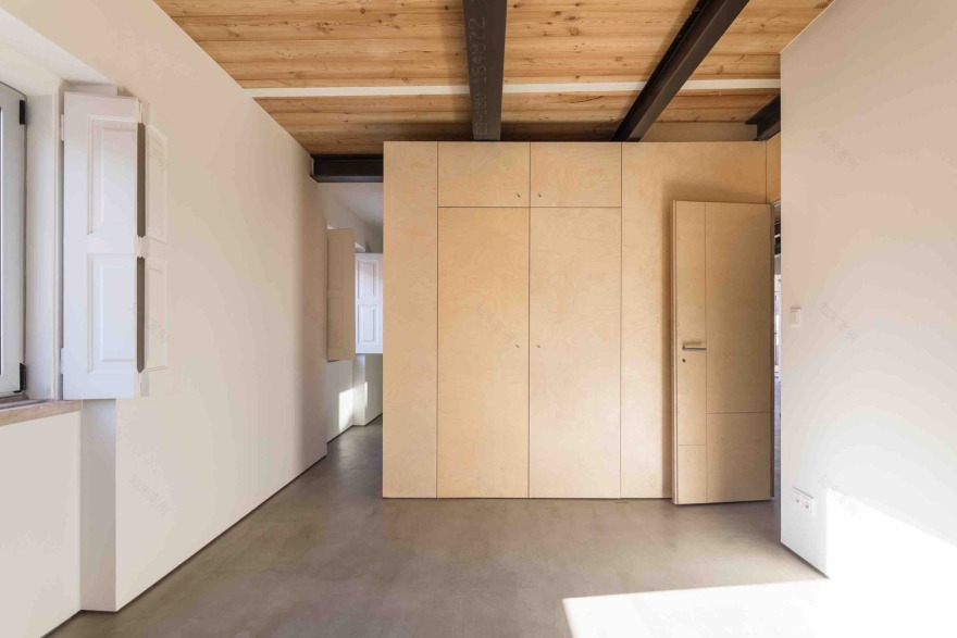 葡萄牙特拉法里亚度假屋 | 木质分隔打造舒适私密空间-48