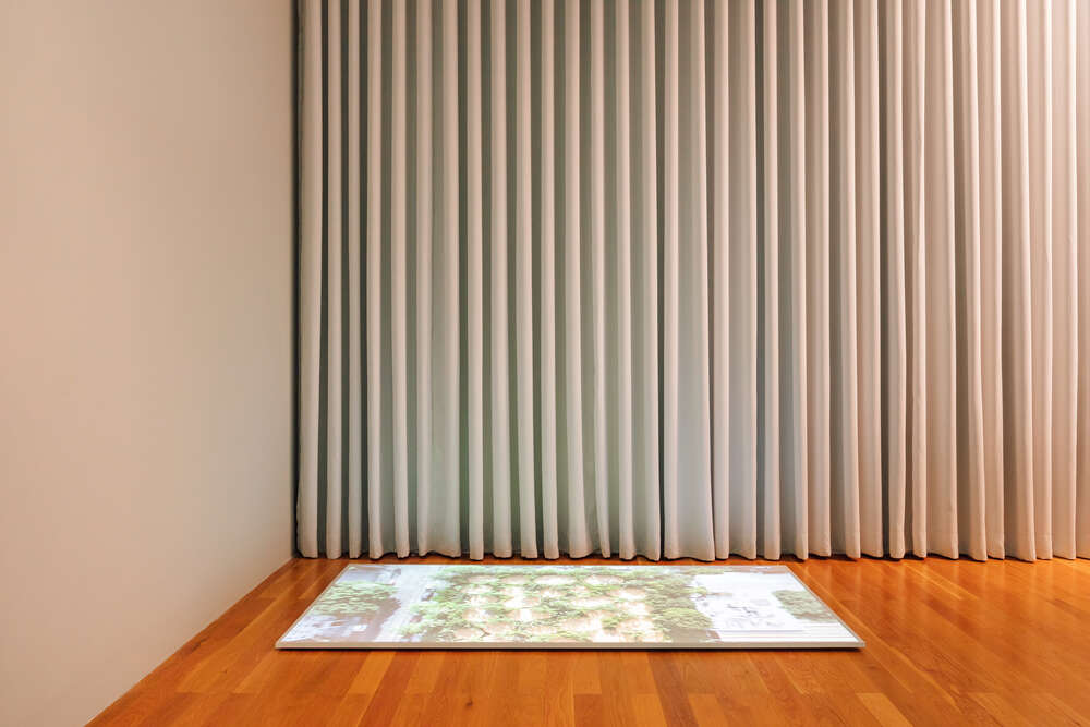 屏幕；银幕；隔板；纱窗（需结合具体语境判断最准确释义，这里按常见释义列举）

如果是在电子产品相关语境，屏幕更合适；在电影相关语境，银幕更合适；在建筑或家居相关语境，隔板纱窗可能更合适若能提供更具体语境，我将给出更精准唯一的翻译 丨葡萄牙里斯本丨BUREAU（Daniel Zamarbide等）-16