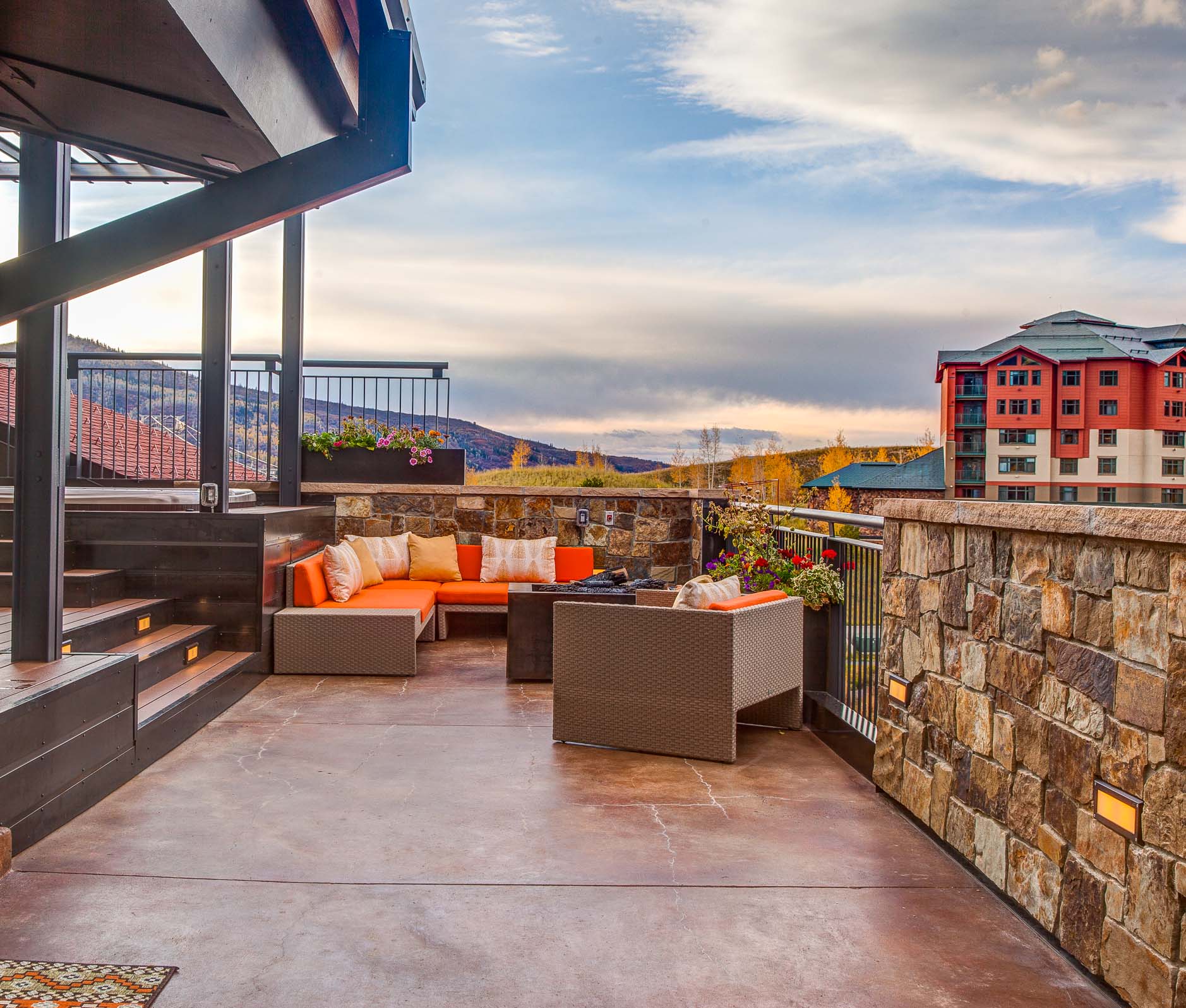 垂直艺术建筑打造四季皆宜的滑雪胜地顶层露台设计-25