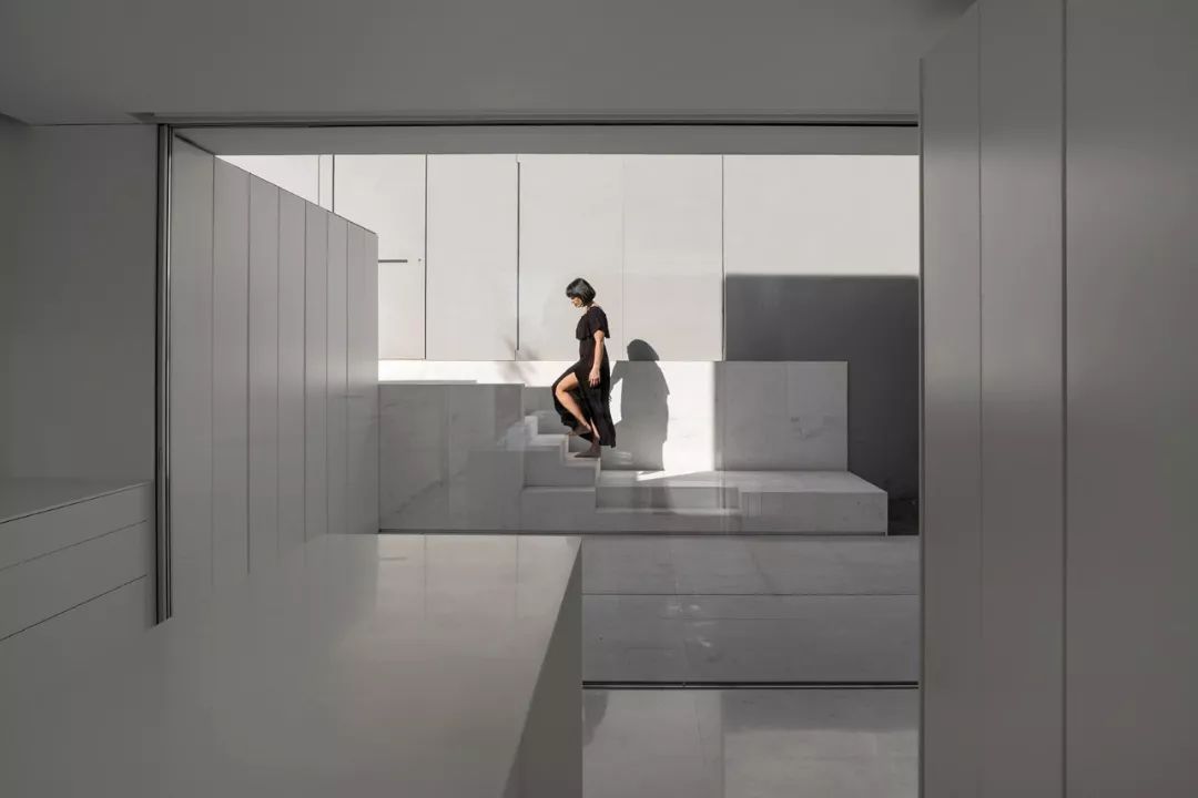 极简主义设计，葡萄牙里斯本的通透空间美学-25