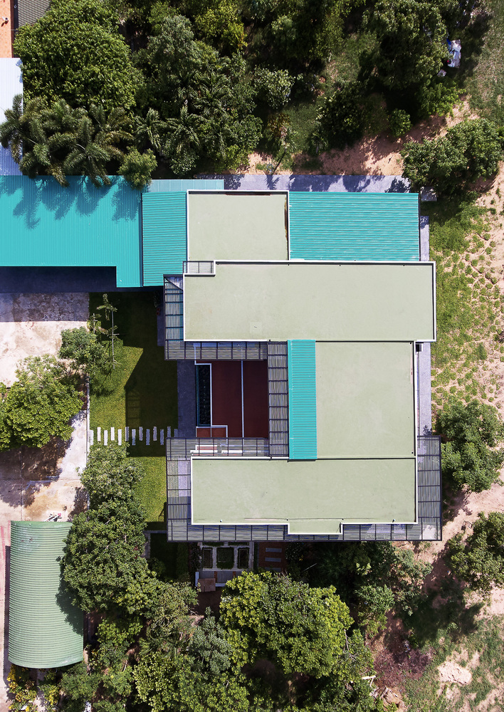 泰国田园风光中的现代钢结构之家-28