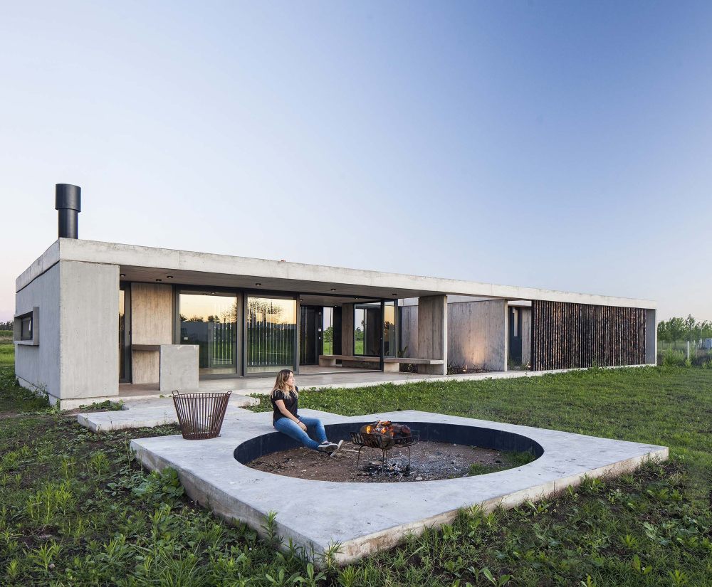 阿根廷查卡 93 号住宅 | 混凝土与木炭色遮阳篷的简约魅力-15