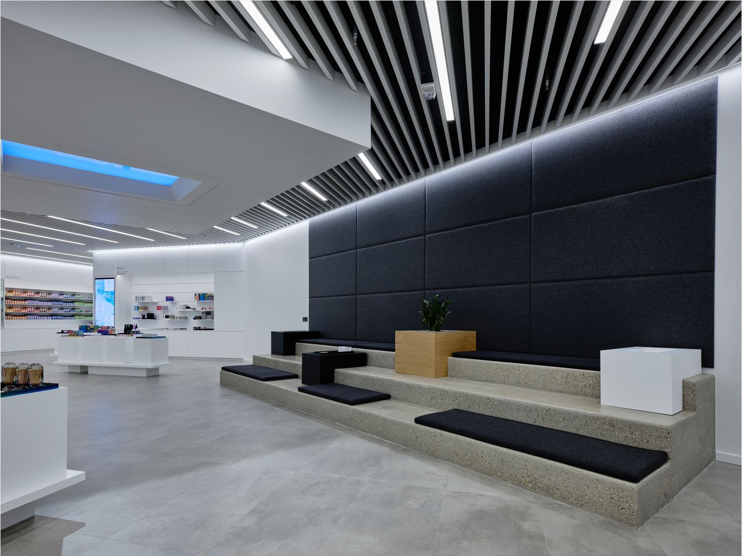 加拿大最大购物中心里的 Aurora Cannabis 旗舰店-10