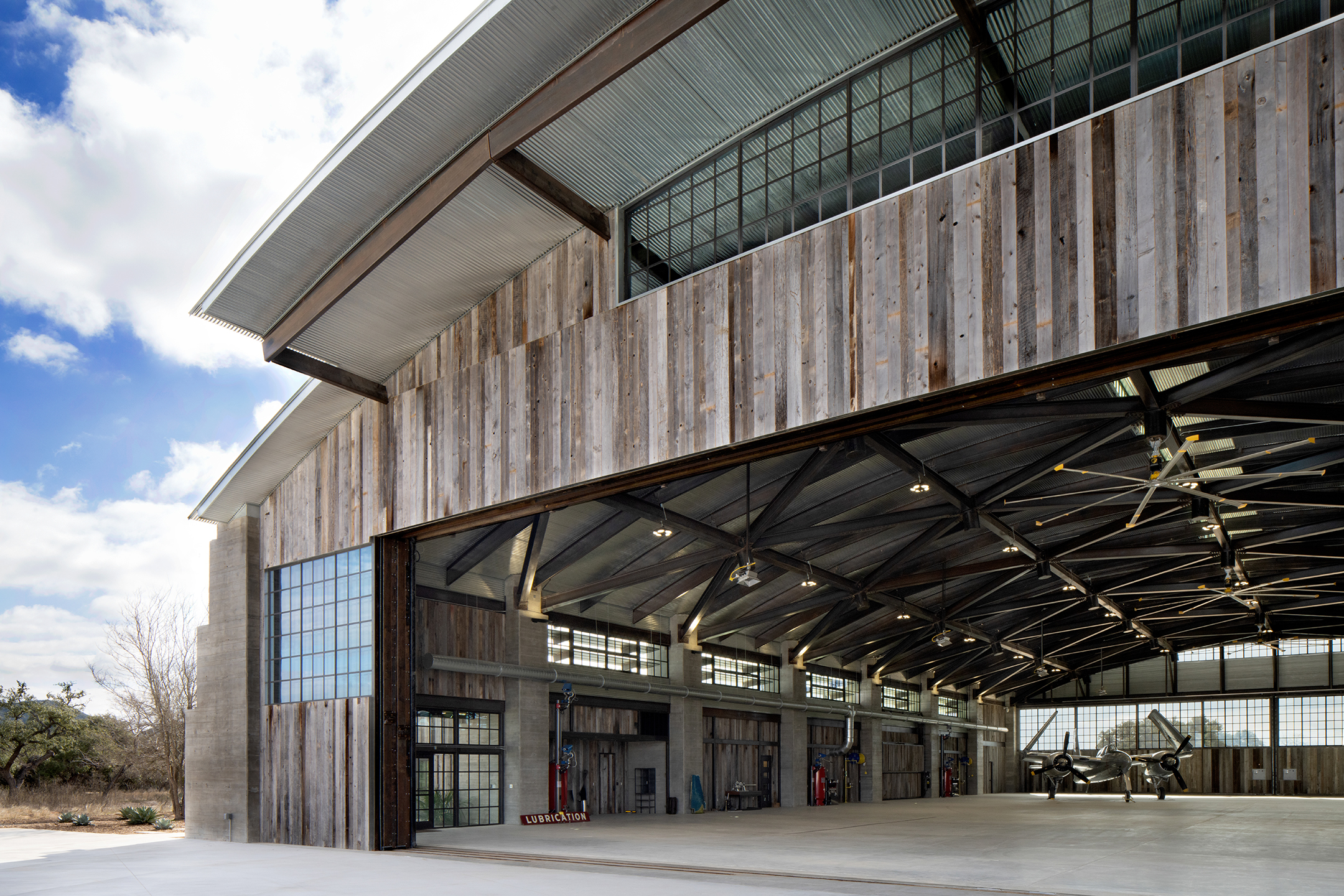 GHOST HANGAR · 致敬二战传奇的航空博物馆丨美国丨JOHN GRABLE ARCHITECTS-10