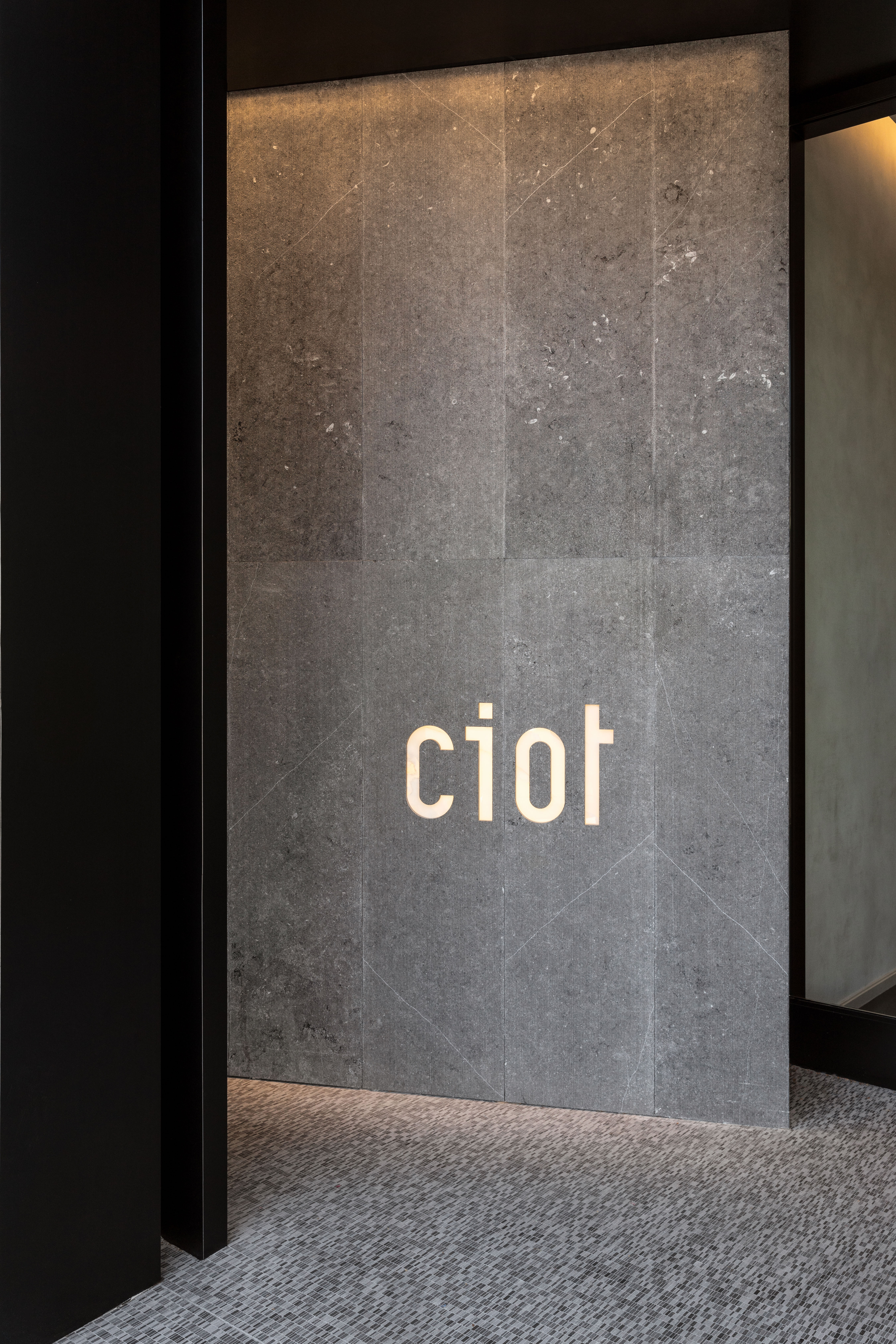 纽约布鲁克林海滨前军工厂变身奢华石材展示厅丨美国纽约丨Bando x Seidel Meersseman-9