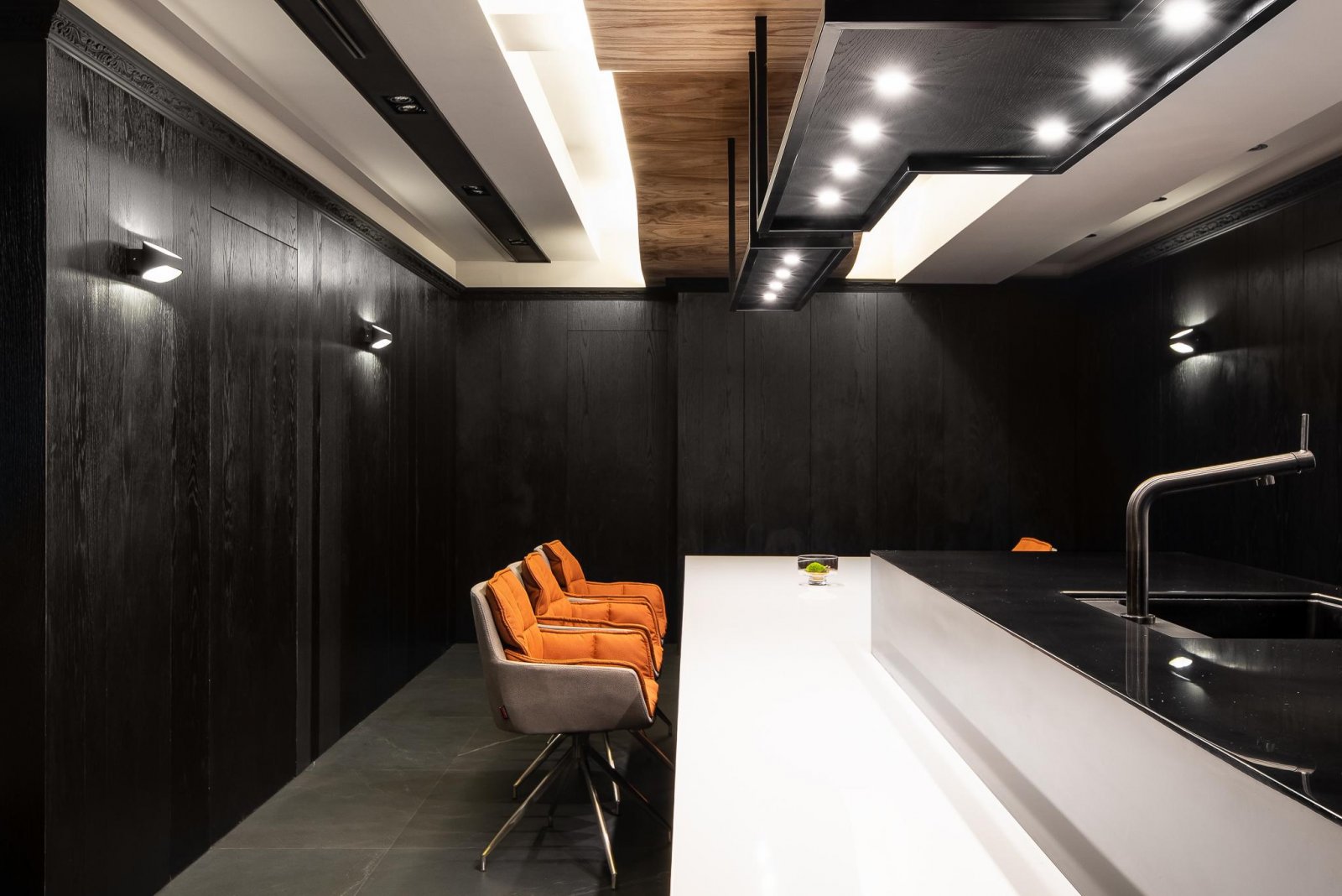 用黑色晕染出金色质感的艺术宅  麻石设计-11