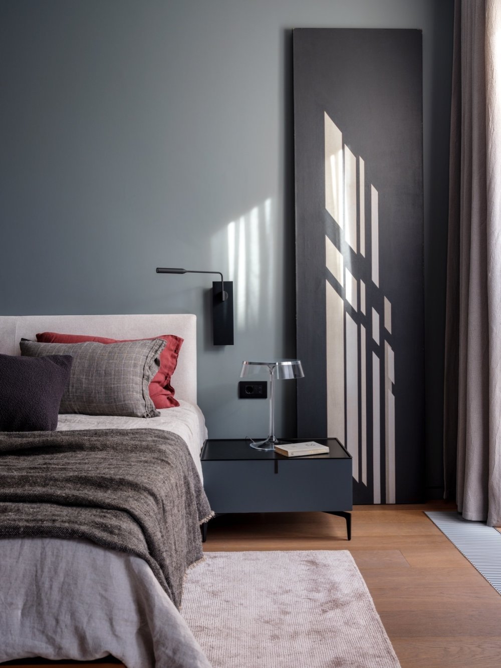 柔和灯光打造舒适卧室空间丨ELLEdecoration-23