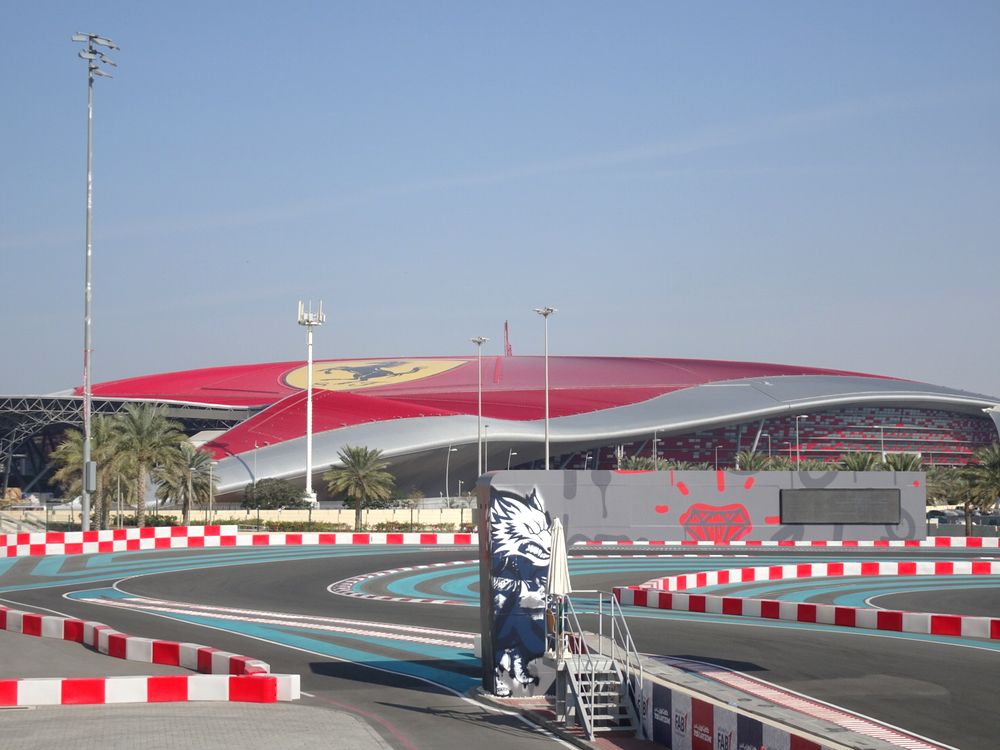 フェラーリ・ワールド・アブダビ | UAE の建築【世界建築巡り】-1
