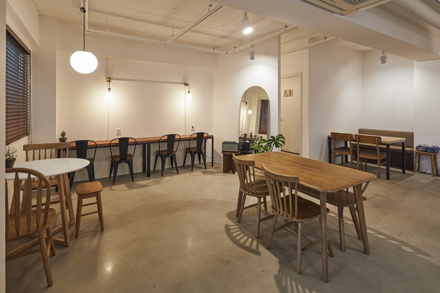 25 坪简约咖啡厅，诠释白色与原木的温馨魅力-6