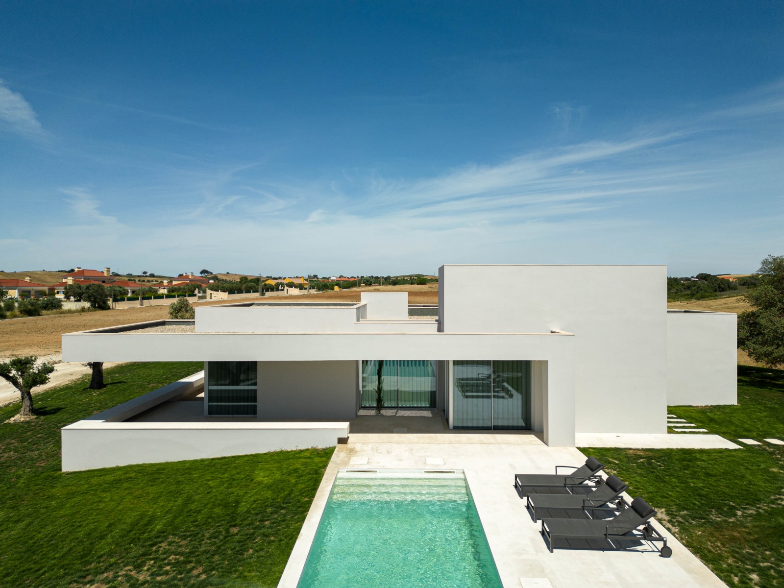 带泳池的白色住宅丨葡萄牙丨dp arquitectos-17