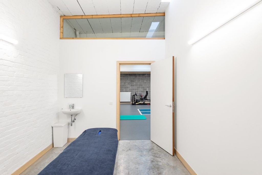 旧炸丸子工厂改造为运动物理治疗诊所丨Polygoon Architectuur-4