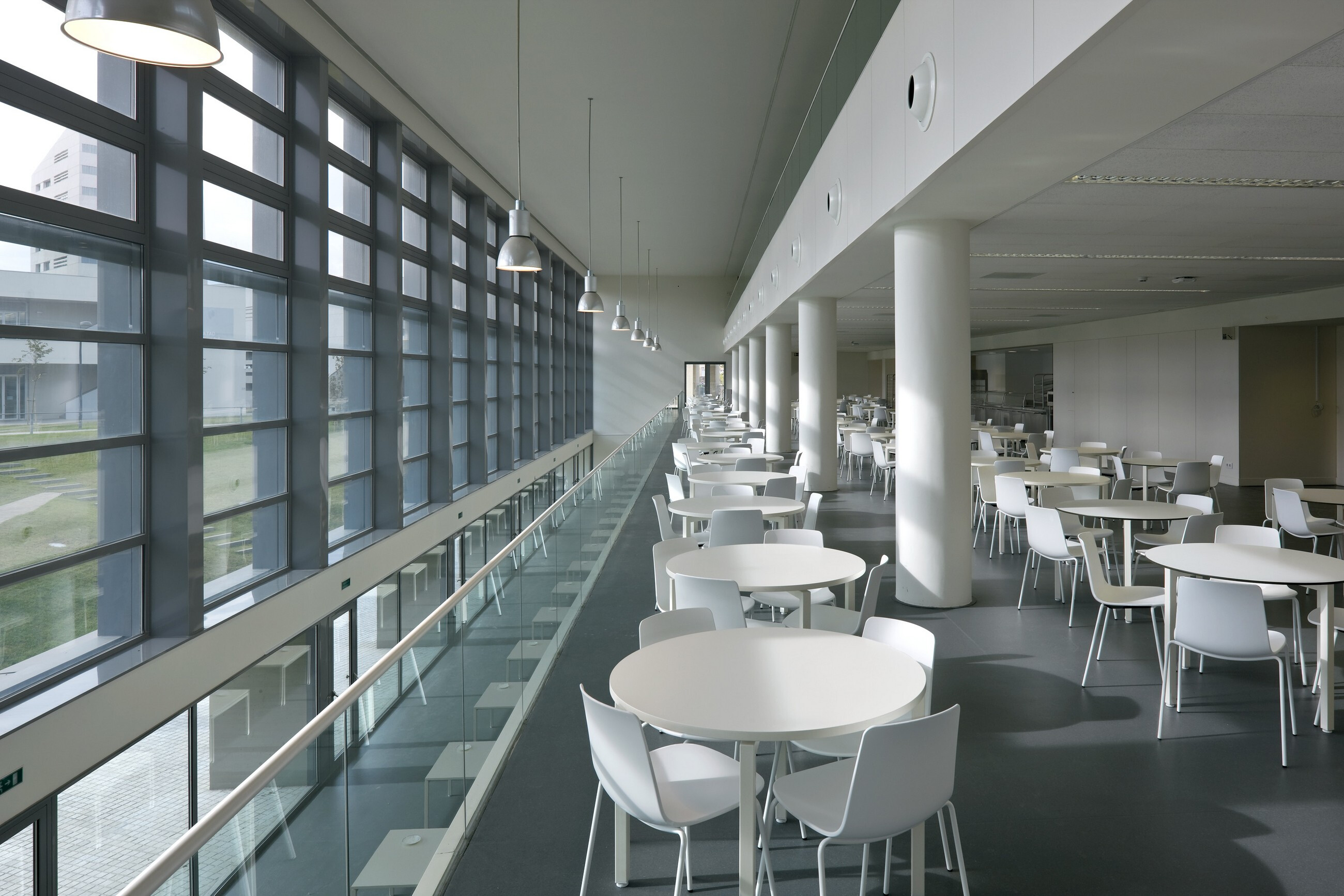 格兰纳达大学学习中心 · 有机形态的多功能空间-23