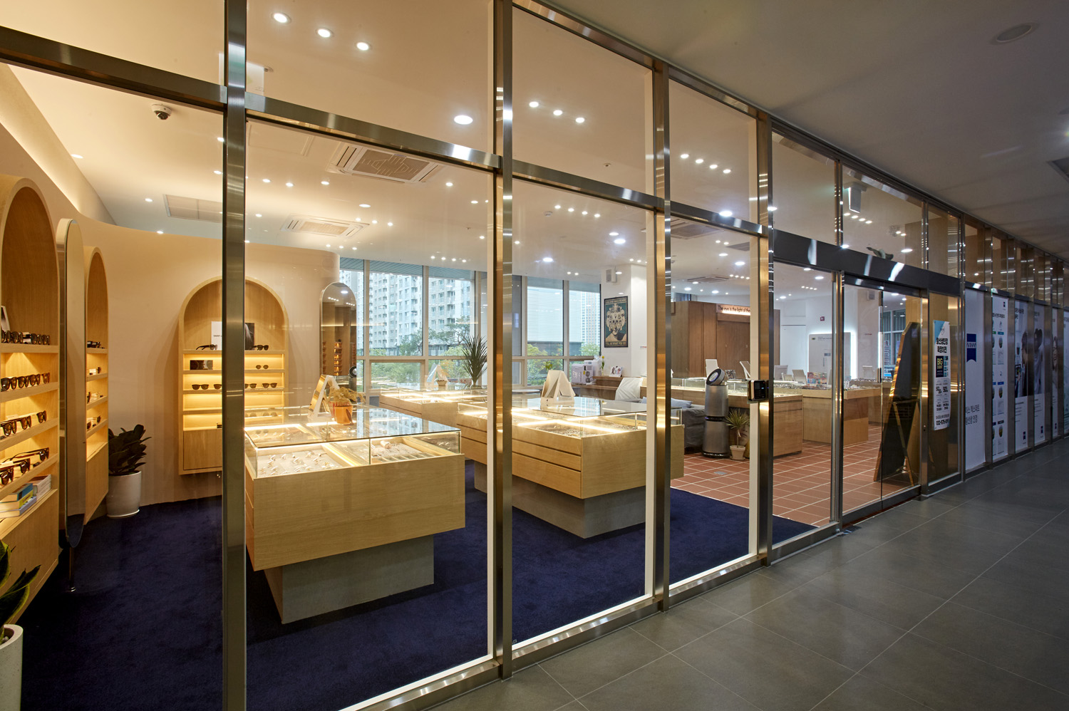 照明点睛之笔 | 高级眼镜店室内设计-20