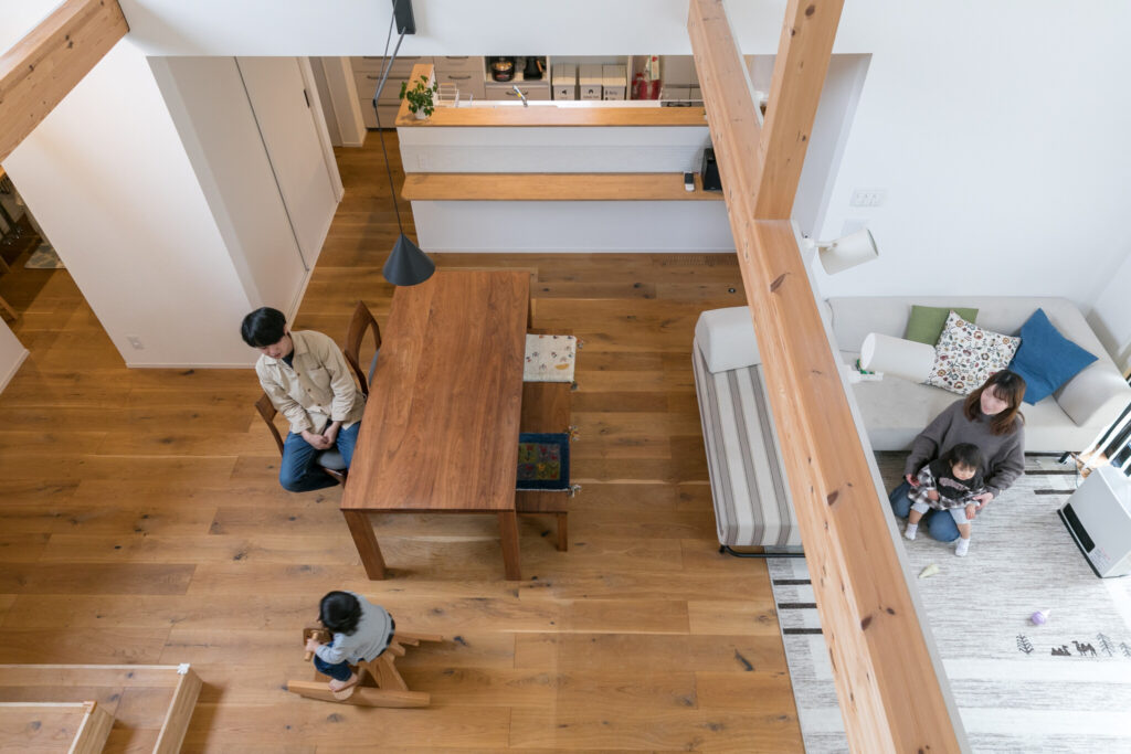 プライバシーと開放感を両立 二重の凸型形状がもたらす起伏ある大空間 | Style of Life | 100%LiFE-9