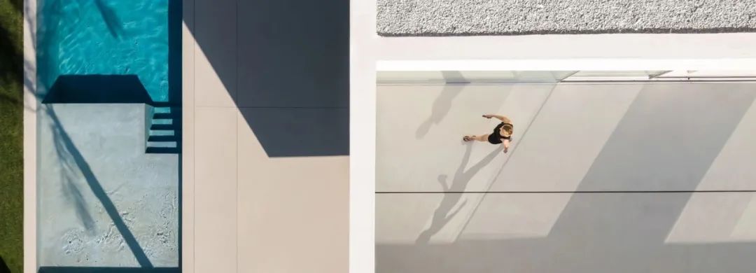 西班牙巴伦西亚“寂静之屋” | 半埋入式极简美学-32