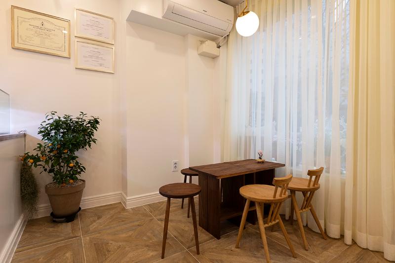 简约清新八平米甜品咖啡厅-6