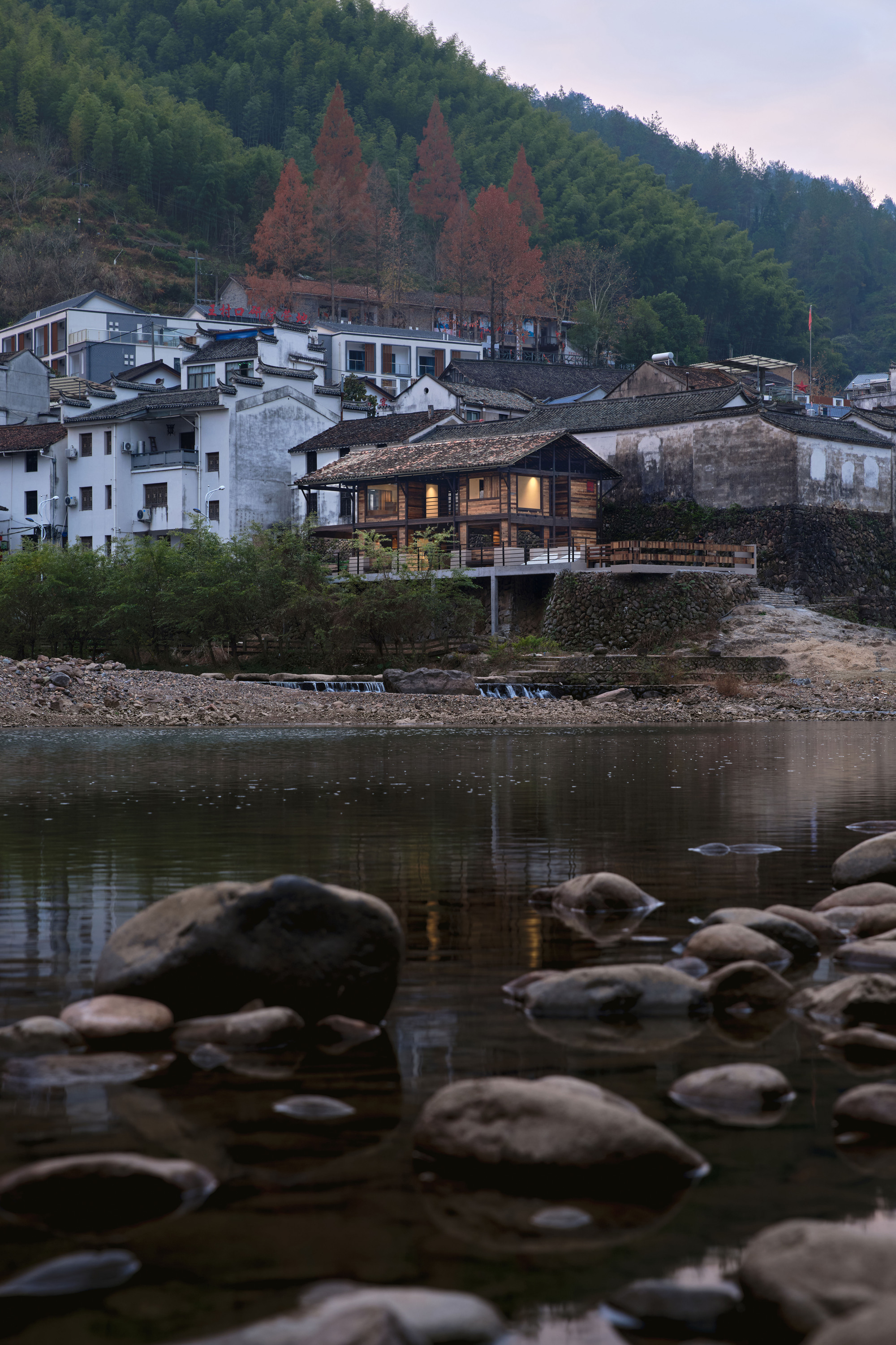 Renovation of the Old Riverside House / Ref Architects + 0.5m Studio-42